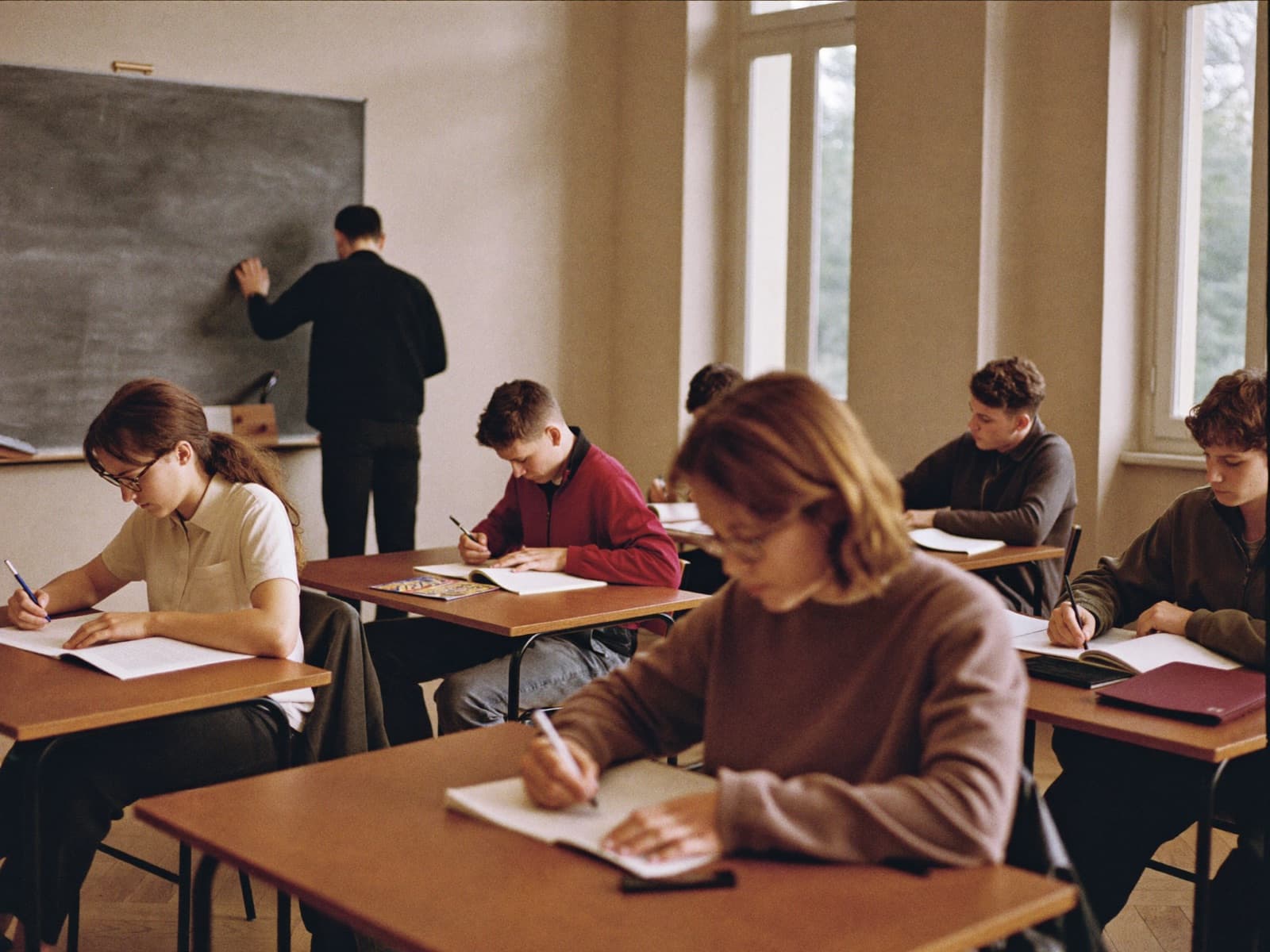 Stage intensif Majorant : petit groupe d'élèves en classe travaillant les mathématiques pendant les vacances