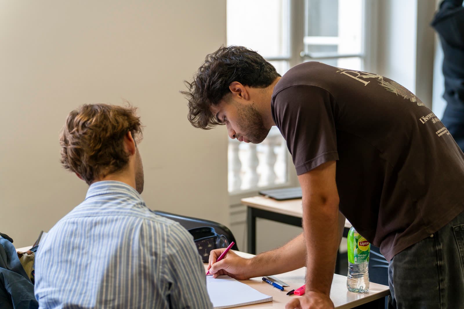 Un mentor Majorant reprend une copie avec un élève de prépa