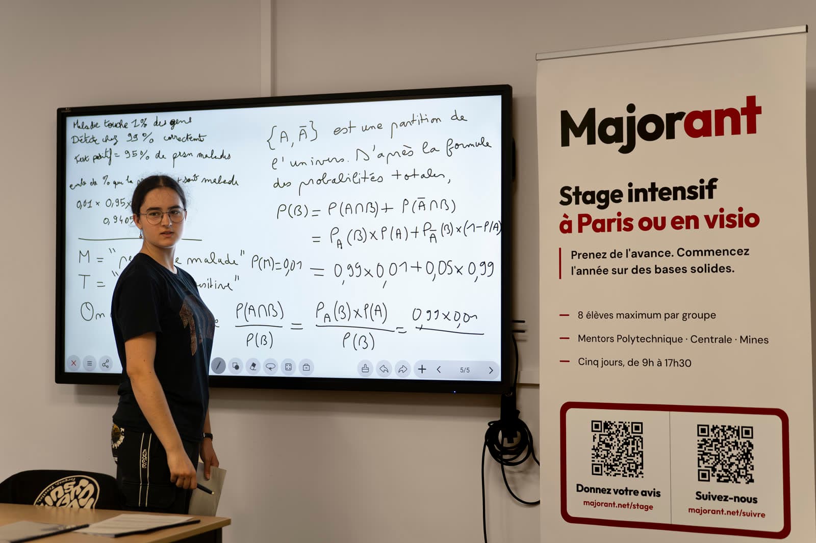 Un mentor Majorant accompagne un élève pendant une séance de mathématiques