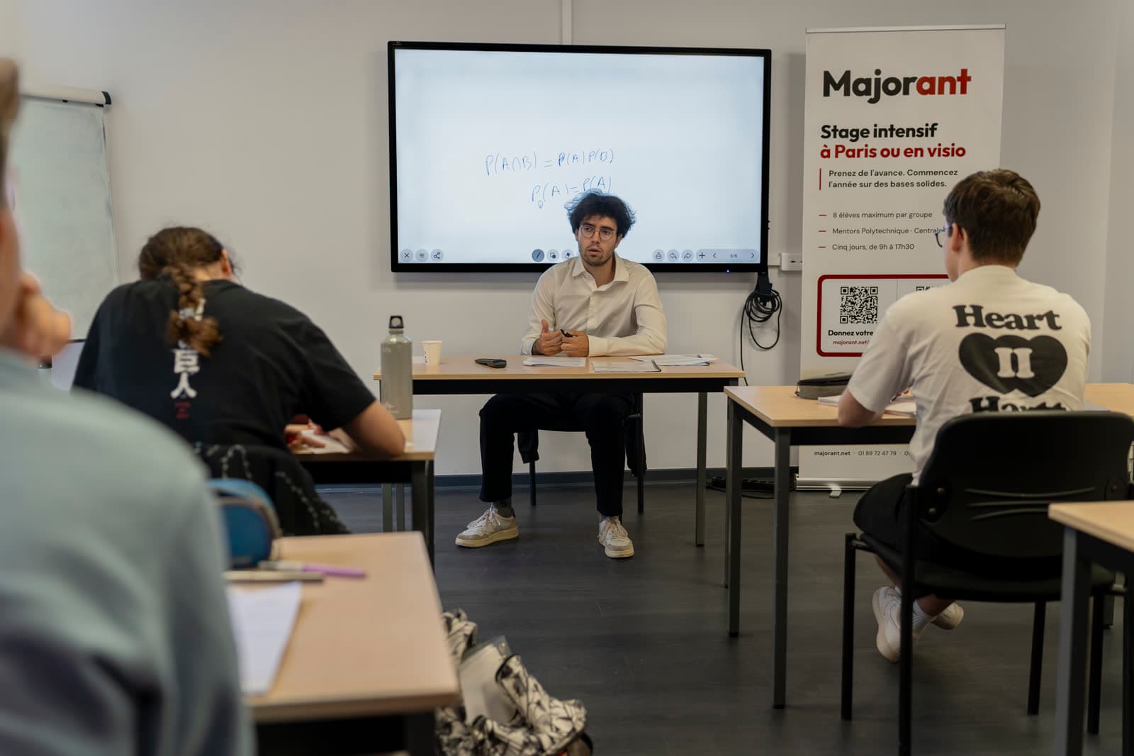 Un groupe d'élèves travaille les mathématiques pendant un stage intensif Majorant